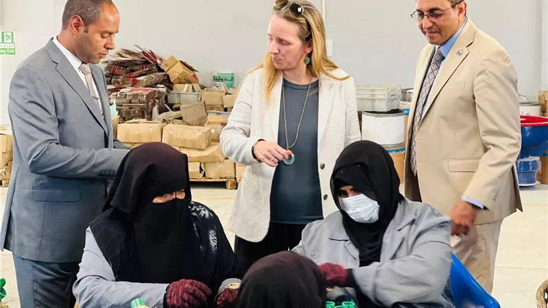 محافظ قنا: نعمل على تهيئة بيئة استثمارية جاذبة وحل مشكلات المستثمرين