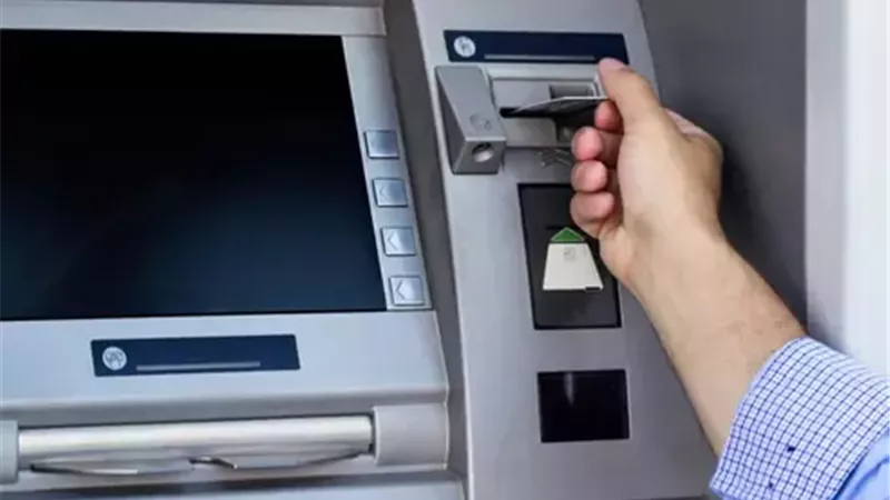 أخطاء شائعة تؤدي لسحب الفـيزا داخل ماكينات الصراف الآلي وكيفية استعادتها