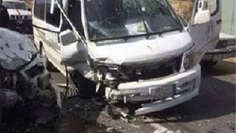 إصابة 16 شخصًا في انقلاب ميكروباص بطريق القاهرة أسيوط الصحراوي الغربي