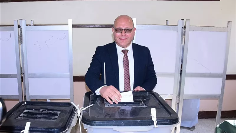 رئيس جامعة سوهاج يدلي بصوته في انتخابات مجلس النواب 2025