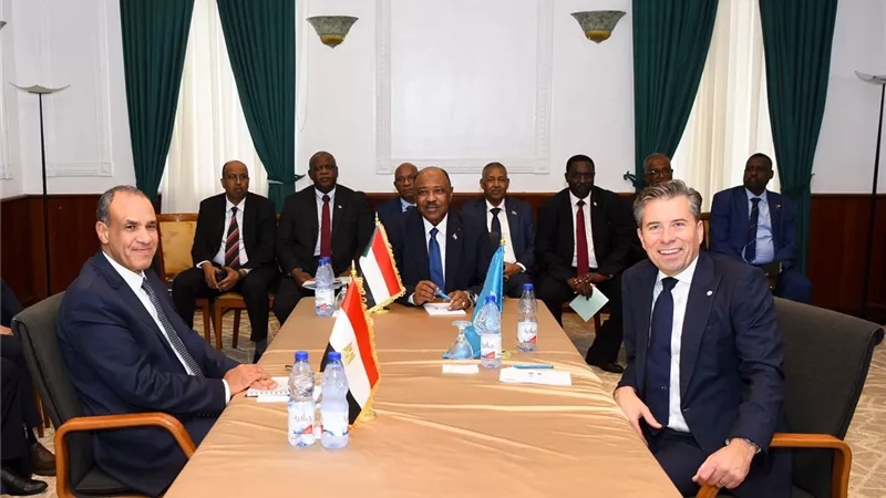 بمشاركة وزير الخارجية.. اجتماع ثلاثي لبحث الأزمة الإنسانية في السودان 