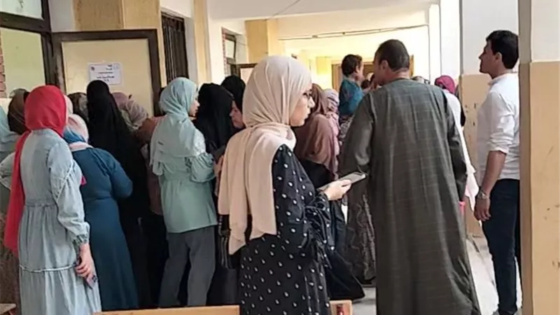 بعد الاستراحة.. توافد كثيف وزحام أمام لجان التصويت بالفيوم في اليوم الثاني