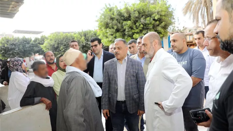 محافظ الشرقية يفاجئ مستشفى الزقازيق العام ويلتقي بالمرضي| صور