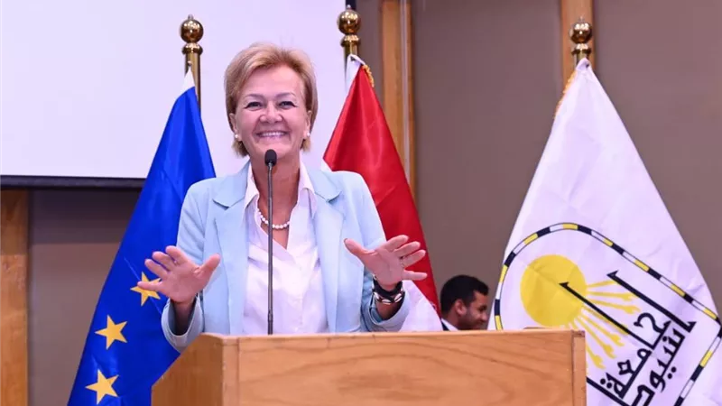 الاتحاد الأوروبي يدعو طلاب جامعة أسيوط للاستفادة من المنح الدراسية