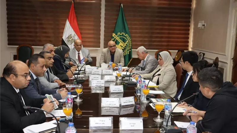 محافظ القليوبية يبحث تنفيذ مشروع تحويل النفايات إلى طاقة كهربائية