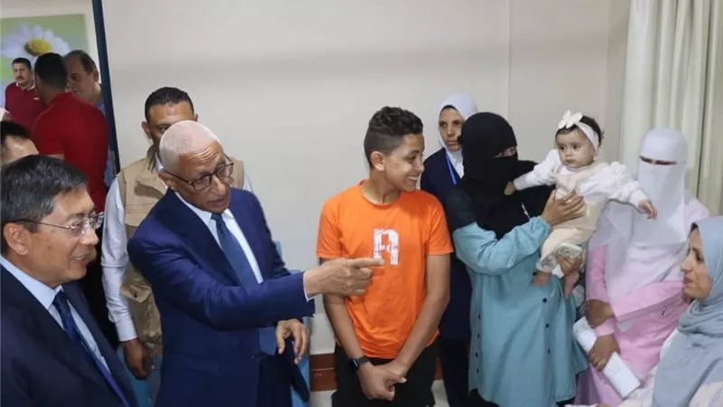 محافظ شمال سيناء يصطحب السفير السنغافوري في جولة داخل مستشفى العريش العام