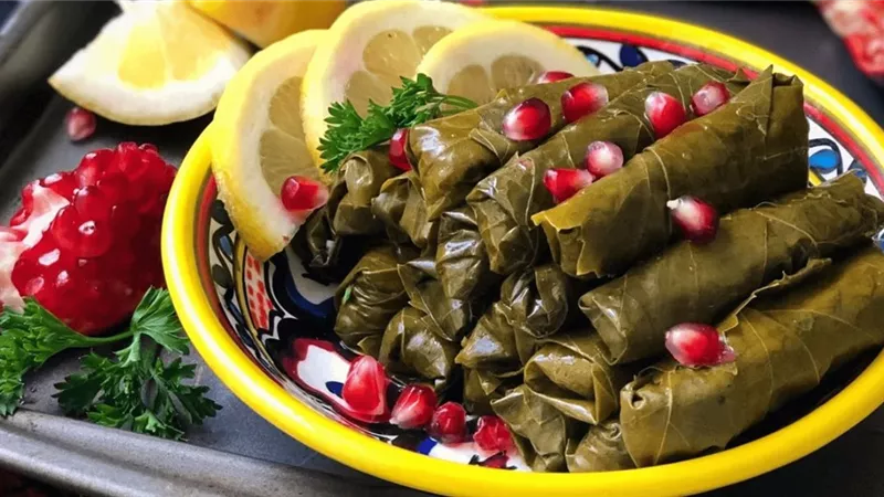 إليك طريقة عمل محشي ورق العنب بنكهة لذيذة ومميزة.. بخطوات سهلة