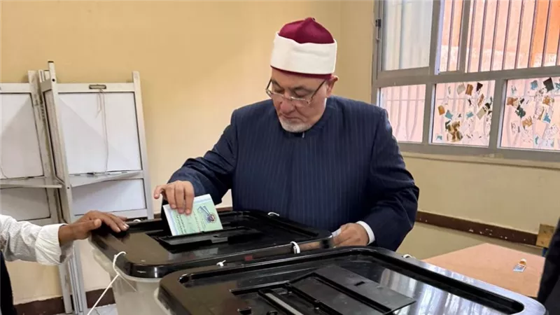 خالد الجندي يدلي بصوته في الانتخابات ويبعث رسالة للمرشحين.. صور