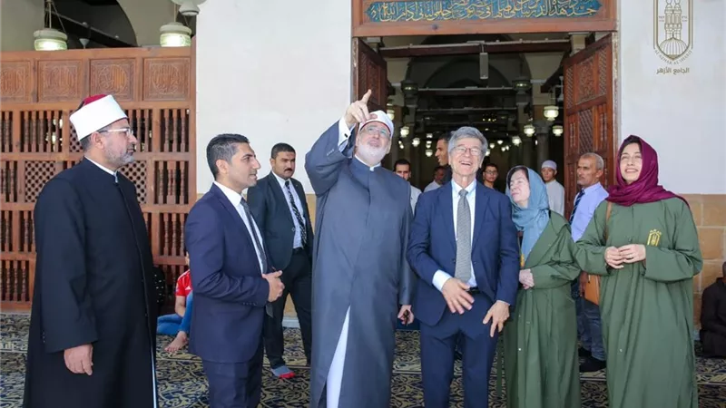 يدعم فلسطين.. المفكر العالمي جيفري ساكس في جولة داخل الجامع الأزهر| صور