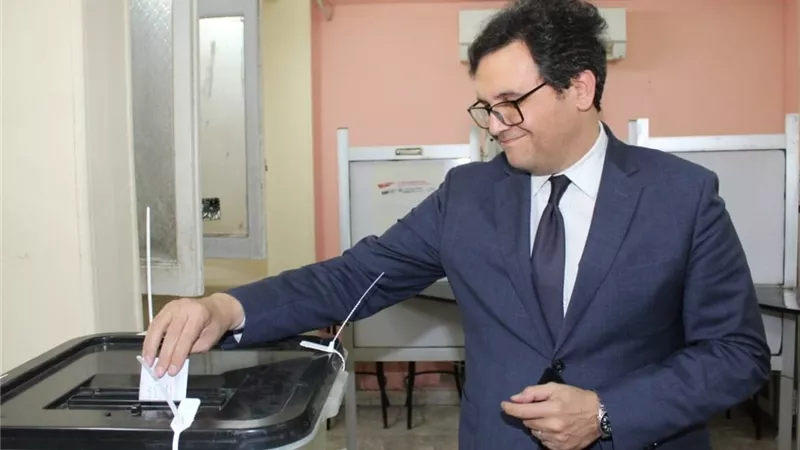وزير الثقافة يدلي بصوته في انتخابات مجلس النواب