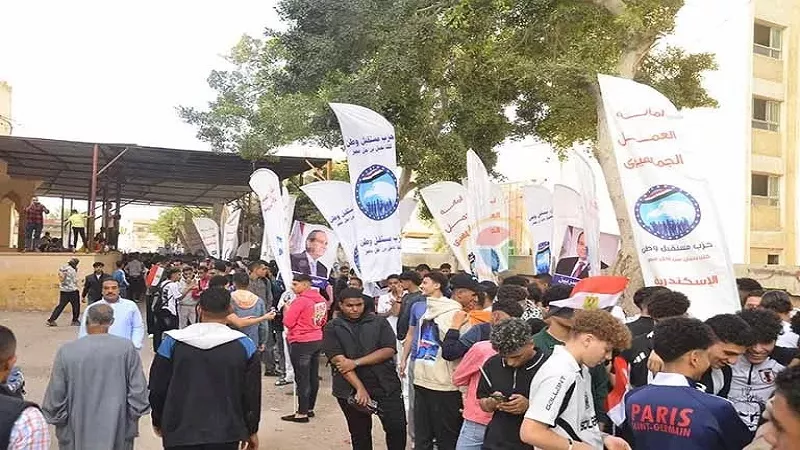 السيدات والشباب في أوائل صفوف المصوتين بالإسكندرية| فيديو
