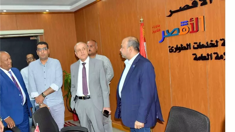 قبل دقائق من غلق اللجان الانتخابية.. محافظ الأقصر يتفقد غرفة العمليات