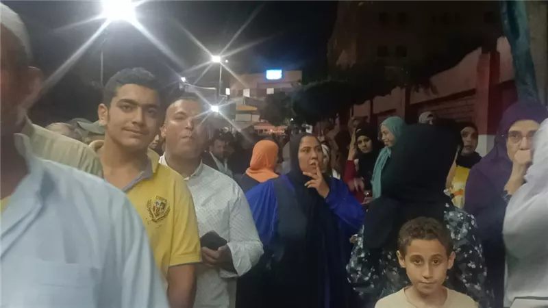 طوابير من الناخبين أمام اللجان للإدلاء بأصواتهم في البحيرة |صور 
