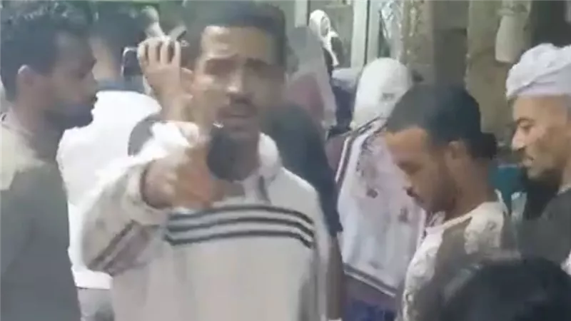 امسك مخالفة.. رشوة انتخابية أمام لجنة مؤسسة آبار الوقف شرق سوهاج | فيديو