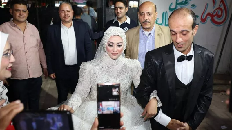 عروسة تُصر على الإدلاء بصوتها في انتخابات مجلس النواب 2025 بالجيزة |صور