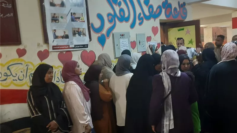 بعد إقبال شديد عليها.. مد التصويت بلجنة مدرسة أرمنت الإبتدائية غرب الأقصر
