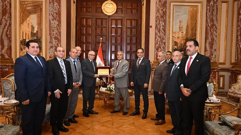 رئيس مجلس الشيوخ يستقبل رئيس نادي قضاة الإسكندرية السابق 