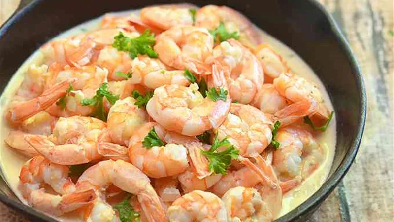 طريقة عمل طاجن الجمبري بالوايت صوص.. خطوات بسيطة ومذاق لا يُقاوم