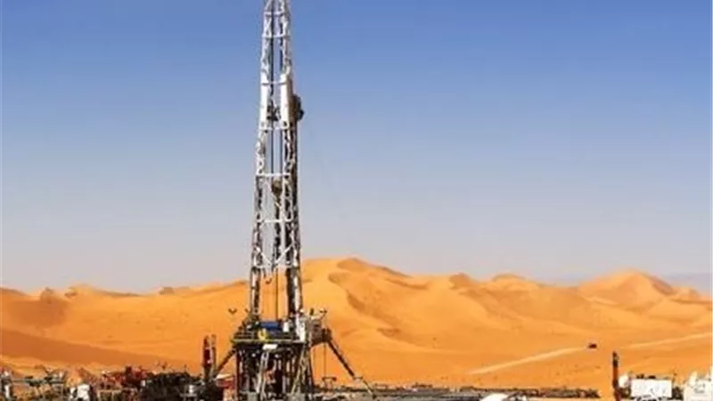 إصابة 3 عمال.. البترول تحقق في سقوط برج حفر بالصحراء الغربية 