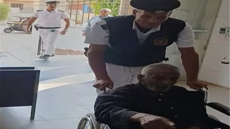 مشهد إنساني.. الشرطة تساعد مسنًا من ذوي الاحتياجات الخاصة وتنقله للمستشفى