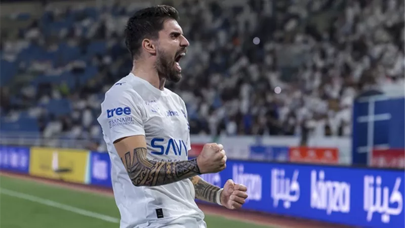 الهلال السعودي يتوصل لاتفاق مع نيفيز على تجديد عقده