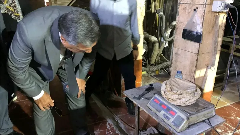  محافظ الدقهلية يوزع الخبز بنفسه: «جودة الرغيف مسؤوليتنا جميعًا»
