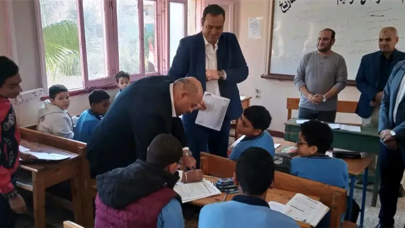 مدير تعليم الدقهلية يتابع انتظام المدارس في غرب المنصورة