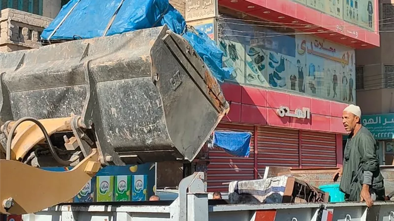 محافظ كفر الشيخ يتابع جهود الحملة الموسعة لإزالة الإشغالات 