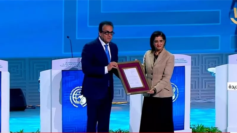 وزير الصحة يتسلم شهادة خلو مصر من مرض التراكوما|فيديو