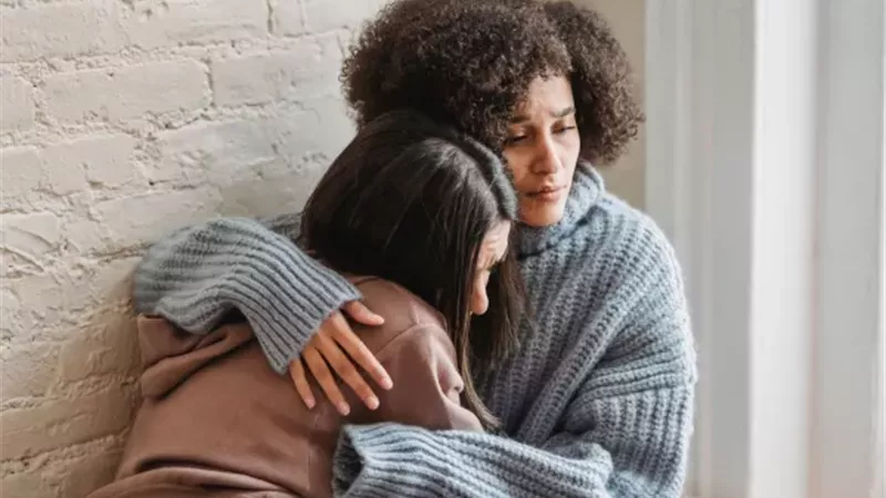  التركيز على المشاعر.. ماذا تقول لشخص حزين وكيف تستمع إليه؟