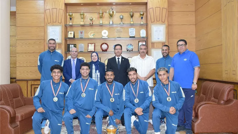 رئيس جامعة بنها يكرم الفائزين بالمركز الأول في بطولة خماسيات كرة القدم
