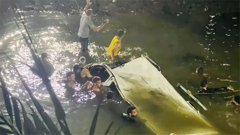  إصابة 5 أشخاص إثر انقلاب سيارة في ترعة بقنا