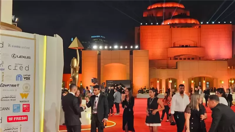 السجادة الحمراء تتأهب.. مهرجان القاهرة السينمائي يستعد لاستقبال النجوم