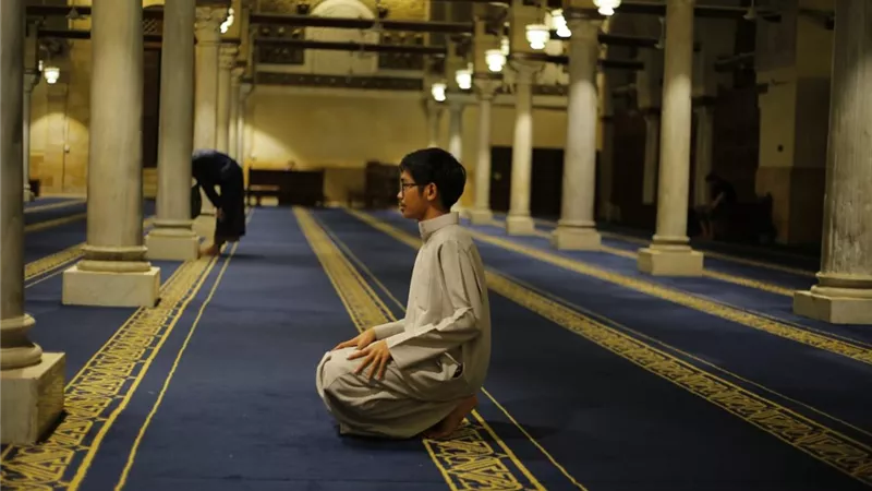 هل يجوز قصر صلاة الظهر مع الفجر أثناء السفر؟.. أمين الفتوى يجيب