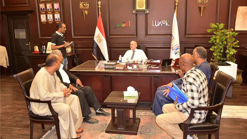 محافظ الأقصر يستقبل عددًا من المواطنين للاستماع إلى مطالبهم وحل مشكلاتهم