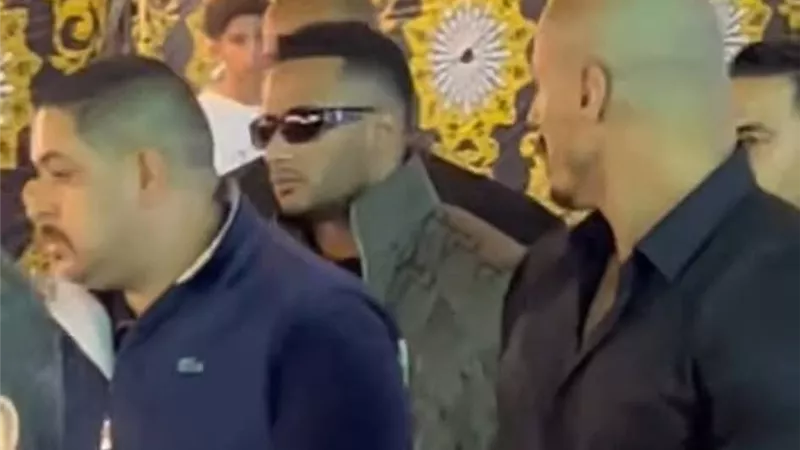 محمد رمضان يقدم واجب العزاء في إسماعيل الليثي| صور  