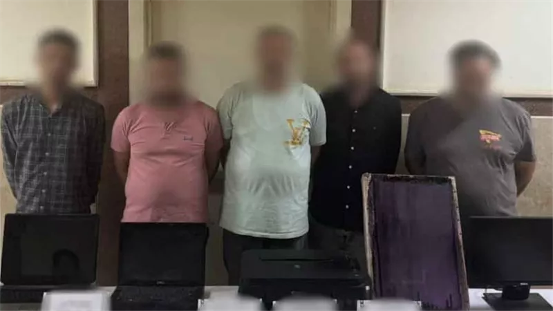 القبض على 5 متهمين سرقوا سيارة وزوروا أوراقها بالقاهرة