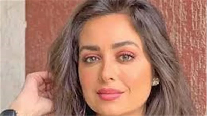 إطلالة محتشمة.. هبة مجدي تخطف الأنظار على ريد كاربت «القاهرة السينمائي»