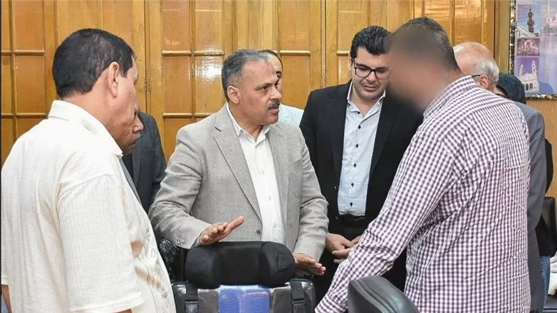 محافظ الشرقية يسلم كراسي متحركة وأطراف صناعية للمستحقين |صور