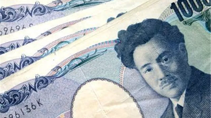 الين يترنح قرب أدنى مستوياته والدولار الأسترالي يقفز بدعم بيانات التوظيف