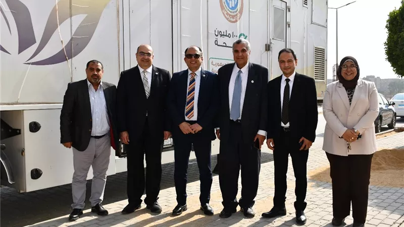 رئيس جامعة حلوان يتفقد فعاليات حملة دعم صحة المرأة