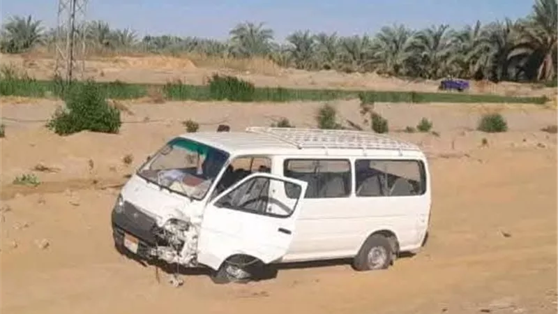 مصرع شخص في حادث تصادم دراجة نارية بميكروباص بالوادي الجديد