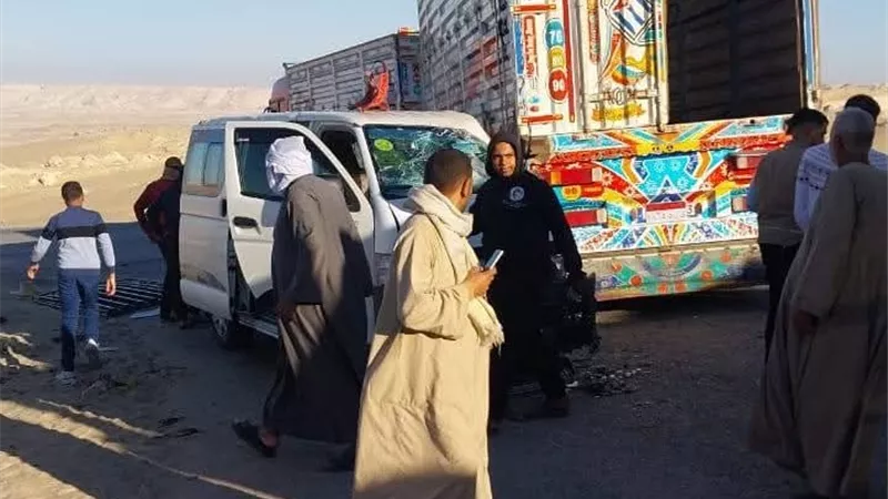 إصابة 13 شخصا في تصادم ميكروباص بتريلا بالوادي الجديد