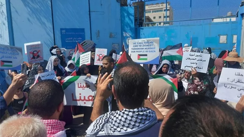 احتجاج لاجئين فلسطينيين أمام مقر «الأونروا» في بيروت رفضًا لتقليص الخدمات
