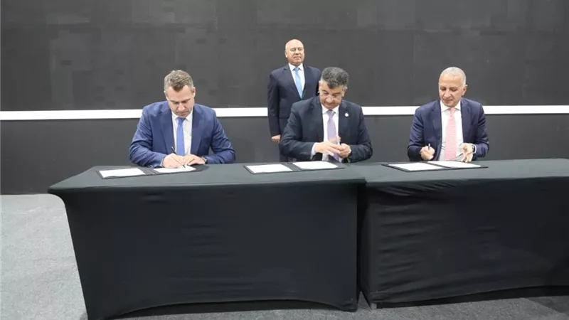 وزير الصناعة يشهد توقيع عقد إدارة وتشغيل شبكة القطار الكهربائي السريع