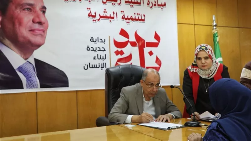 محافظ المنيا يعقد لقاء خدمة المواطنين ويستمع إلى 70 حالة إنسانية