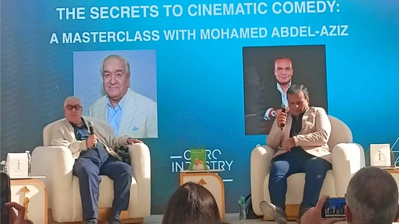 محمد عبد العزيز يكشف «أسرار صناعة الكوميديا» في ماستر كلاس بالمسرح المكشوف