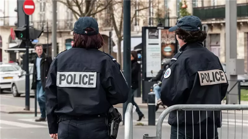القبض على 6 أشخاص في فرنسا للاشتباه بتورطهم في سرقة ماكينة صرف آلي