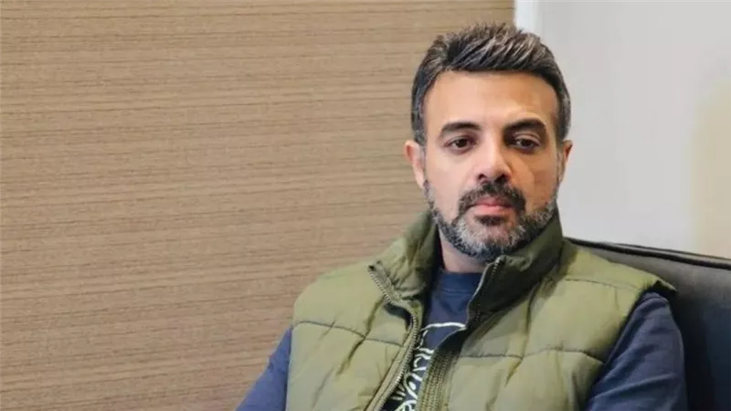 المجتمع تحوّل لجلسة نميمة.. عمرو محمود ياسين يطالب بوقف «فوضى السوشيال»