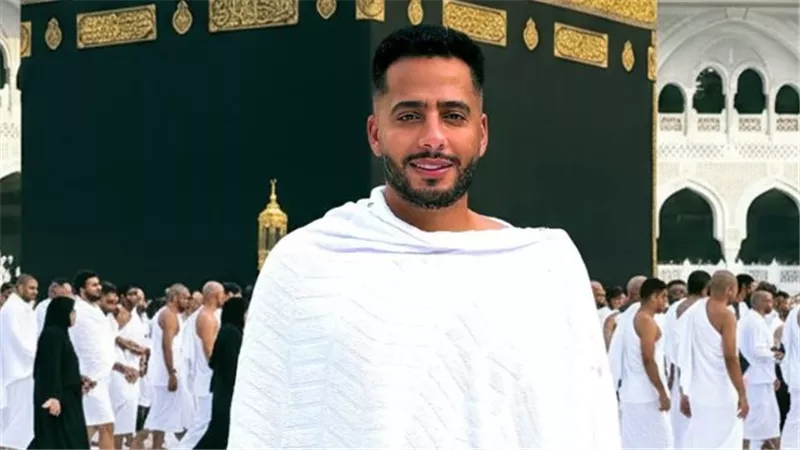 عصام السقا يؤدي مناسك العمرة ويدعو للمشتاقين لزيارة بيت الله الحرام
